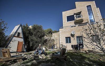 Sur cette photo prise le 17 janvier 2016,  Moshe Gordon pose aux abords de sa maison d'hôtes dont il fait la publicité sur le site star de partage Airbnb dans l'implantation de Nofei Prat, en Cisjordanie (Crédit :  AP Photo/Tsafrir Abayov, File)
