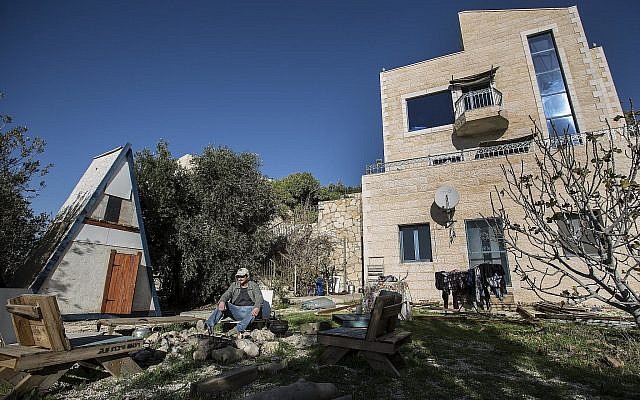 Sur cette photo prise le 17 janvier 2016, Moshe Gordon pose aux abords de sa maison d'hôtes dont il fait la publicité sur le site star de partage Airbnb dans l'implantation de Nofei Prat, en Cisjordanie (Crédit : AP Photo/Tsafrir Abayov, File) Sur cette photo prise le 17 janvier 2016, Moshe Gordon pose aux abords de sa maison d'hôtes dont il fait la publicité sur le site star de partage Airbnb dans l'implantation de Nofei Prat, en Cisjordanie (Crédit : AP Photo/Tsafrir Abayov, File)