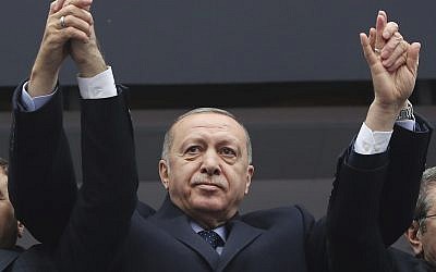 Le président turc Recep Tayyip Erdogan salue ses partisans durant un rassemblement, le 26 février 2019. (Crédit :  Service de presse présidentiel via AP, Pool)