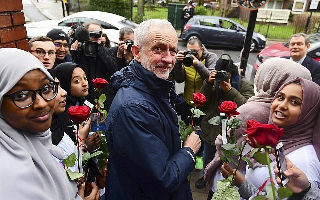 Jeremy Corbyn à la mosquée de Finsbury Park dans le nord de Londres, lors des portes ouvertes annuelles du lieu de culte, le 3 mars 2019. (Crédit : Victoria Jones/PA via AP) Jeremy Corbyn à la mosquée de Finsbury Park dans le nord de Londres, lors des portes ouvertes annuelles du lieu de culte, le 3 mars 2019. (Crédit : Victoria Jones/PA via AP)