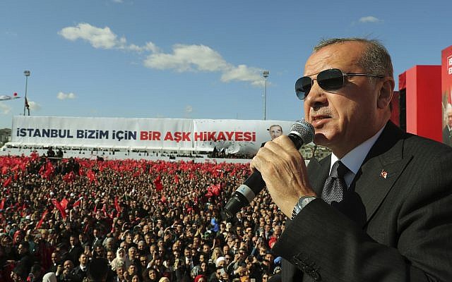 Le président turc Recep Tayyip Erdogan parle aux partisans du parti MHP d'opposition et à ceux de l'AKP au pouvoir lors d'un rassemblement conjoint à Istanbul, le 24 mars 2019 (Crédit :  Service de presse présidentiel e via AP, Pool)