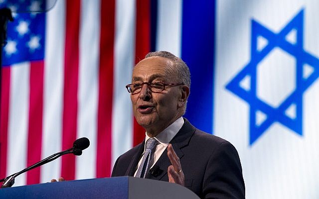 Le leader de la minorité au Sénat Chuck Schumer, démocrate de New-York, lors de la conférence politique 2019 de l'AIPAC au centre de conférences de Wahington, le 25 mars 2019 (Crédit : AP Photo/Jose Luis Magana)