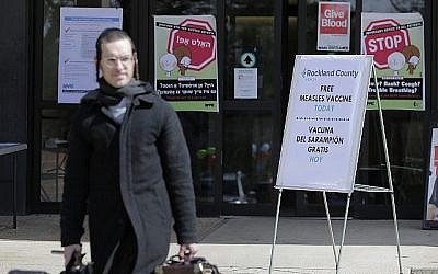 Des panneaux d'une campagne de vaccination contre la rougeole au département de la santé du comté de Rockland, à Pomona, à New York, le 27 mars 2019 (Crédit :AP Photo/Seth Wenig)