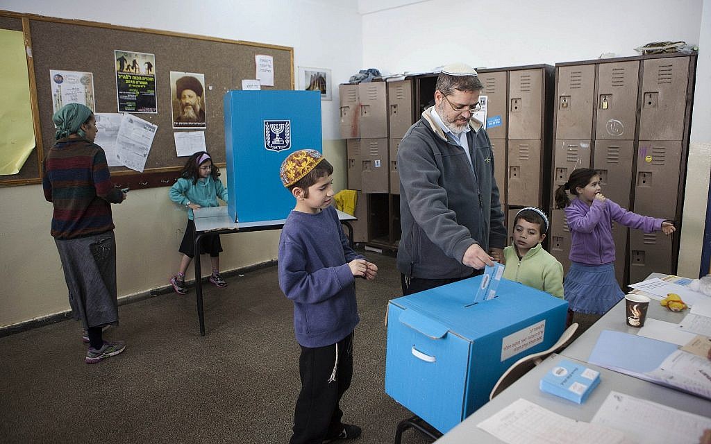 Un Israélien vote dans l'implantation d'Efrat, le 17 mars 2015. (AP Photo/Dan Balilty)