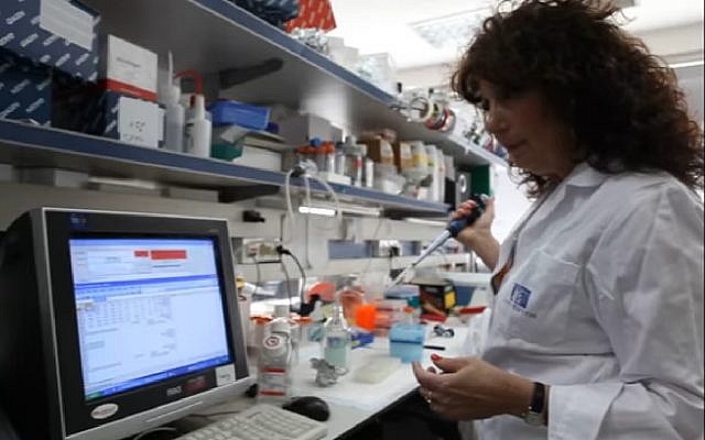 La professeure Adi Kimchi dans son laboratoire à l'Institut scientifique Weizmann à Rechovot. (Capture d'écran YouTube) La professeure Adi Kimchi dans son laboratoire à l'Institut scientifique Weizmann à Rechovot. (Capture d'écran YouTube)