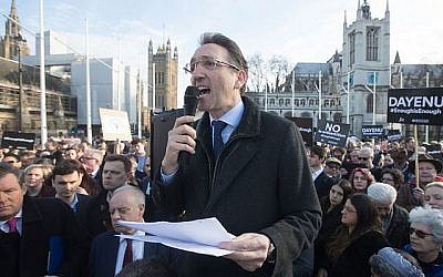 Jonathan Goldstein, président du Jewish Leadership Council, s'exprime devant les manifestants devant le parlement lors du mouvement #EnoughIsEnough organisé par les leaders juifs britanniques pour dénoncer l'antisémitisme au Labour, au mois de mars 2018 (Crédit : Marc Morris/Jewish News)