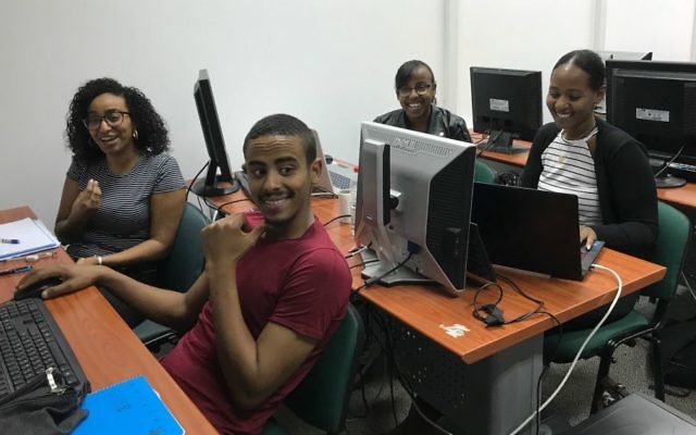 Des étudiants de Tech-Career qui cherchent à intégrer des start-up en Israël
(Shoshanna Solomon/Times of Israel) Des étudiants de Tech-Career qui cherchent à intégrer des start-up en Israël
(Shoshanna Solomon/Times of Israel)