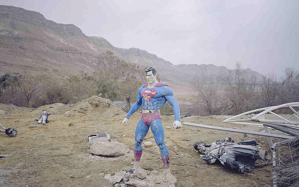 Superman, issue de la série « Cache-cache », Mer Morte, 2017. © Oded Balilty / Courtesy CLAIRbyKahn