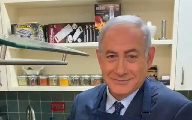 Le Premier ministre Benjamin Netanyahu fait cuire un oeuf dans une vidéo de campagne (Copie d'écran via Facebook). Le Premier ministre Benjamin Netanyahu fait cuire un oeuf dans une vidéo de campagne (Copie d'écran via Facebook).