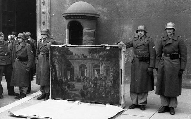 Rome, Italie, le 4 janvier 1944. Des soldats allemands de la division "Hermann Göring" posent près de l'entrée principale du Palazzo Venezia, exhibant une photographie volée dans la galerie de photos du Musée national de Naples (aujourd'hui le Museo di Capodimonte) avant la libération de la ville, lors d'une cérémonie de propagande. La photo présentée est de Giovanni Paolo Pannini et représente Carlo III de Borbone visitant le pape Benoît XIV à Rome" (Museo di Capodimonte).