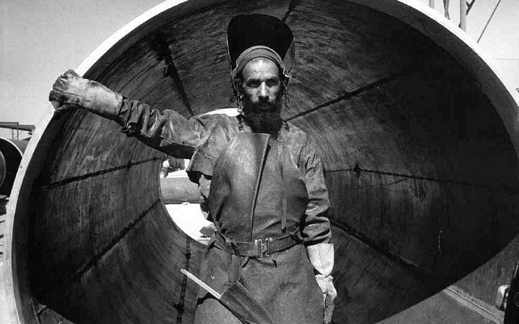 Un soudeur yéménite et un pipeline, 1954. © David Seymour CHIM / Magnum Photos / Courtesy CLAIRbyKahn