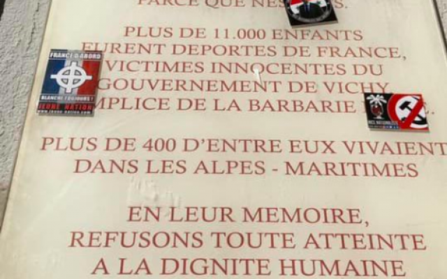 Une plaque du lycée Calmette, à Nice, en hommage aux élèves déportés, a été recouverte d’autocollants nationalistes, ce mercredi 13 mars 2019. (Crédit photo : Twitter)