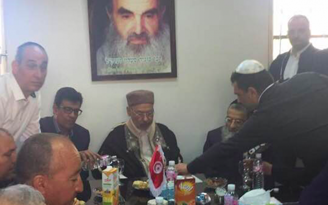 Rached Ghannouchi (au centre), chef du mouvement islamiste Ennahdha, en compagnie du grand-rabbin de Tunisie Haïm Bittan (assis, à droite). (Crédit photo : Aaron Mazuz/Facebook)