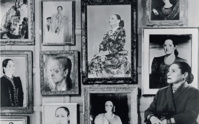 Helena Rubinstein pose devant ses portraits peints par Salvador Dali, Marie Laurencin, Candido Portinari, Graham Sutherland, Pavel Tchelitchew, etc... New York, années 1940-1950 Paris, Archives Helena Rubinstein - L'Oréal © ADAGP, Paris, 2019