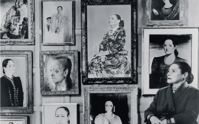 Helena Rubinstein pose devant ses portraits peints par Salvador Dali, Marie Laurencin, Candido Portinari, Graham Sutherland, Pavel Tchelitchew, etc... New York, années 1940-1950 Paris, Archives Helena Rubinstein - L'Oréal © ADAGP, Paris, 2019