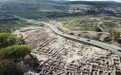Un vaste périmètre industriel consacré à l'huile d'olive et construit au 7ème siècle avant l'ère commune découvert durant des fouilles à Tel Beit Shemesh. (Autorisation : Autorité israélienne des Antiquités, photographie : Tal Rogovsky) Un vaste périmètre industriel consacré à l'huile d'olive et construit au 7ème siècle avant l'ère commune découvert durant des fouilles à Tel Beit Shemesh. (Autorisation : Autorité israélienne des Antiquités, photographie : Tal Rogovsky)