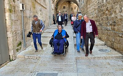 Un utilisateur de fauteuil roulant expérimente les rues désormais adaptées aux fauteuils roulants dans la Vieille ville de Jérusalem, dans le cadre d'un projet de 20 million de shekels (5 millions d'euros) s'étendant dans quatre kilomètres de rues de la Vieille ville (Crédit : autorisation de la municipaité de Jérusalem)