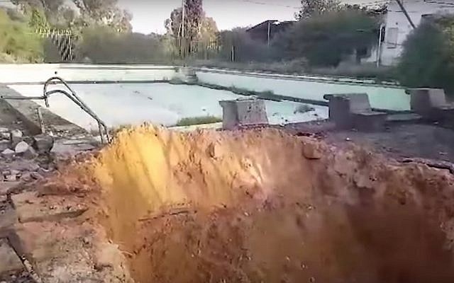 Le site d’Holon en banlieue de Tel Aviv où des débris d’une roquette tirée depuis la bande de Gaza ont été vus le 15 mars 2019. (Capture d’écran : YouTube) Le site d’Holon en banlieue de Tel Aviv où des débris d’une roquette tirée depuis la bande de Gaza ont été vus le 15 mars 2019. (Capture d’écran : YouTube)