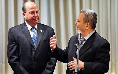 Moshe Yaalon (à gauche) et Ehud Barak au siège du ministère de la Défense à Tel Aviv, le 19 mars 2013. (Ariel Hermoni/Ministère de la Défense/Flash90) Moshe Yaalon (à gauche) et Ehud Barak au siège du ministère de la Défense à Tel Aviv, le 19 mars 2013. (Ariel Hermoni/Ministère de la Défense/Flash90)