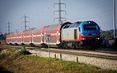 Un train traverse la région d'Emek Hefer, en Israël, le 24 juin 2013. (Moshe Shai/FLASH90)
