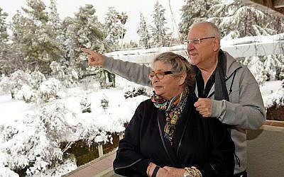 Le Président Reuven Rivlin et son épouse Nechama regardent le jardin enneigé de la Résidence du Président à Jérusalem après la tempête de neige qui a frappé la capitale en février 2015. (Crédit : Haim Zach/GPO)