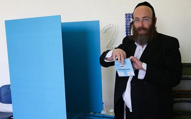 Un ultra-orthodoxe vote dans un bureau de vote de l'implantation de Beitar Illit lors des élections générales israéliennes de la 20e Knesset, le 17 mars 2015. (Crédit photo : Nati Shohat/Flash90) Un ultra-orthodoxe vote dans un bureau de vote de l'implantation de Beitar Illit lors des élections générales israéliennes de la 20e Knesset, le 17 mars 2015. (Crédit photo : Nati Shohat/Flash90)