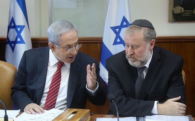 Le Premier ministre Benjamin Netanyahu (à gauche) s'entretient avec Avichai Mandelblit, alors secrétaire du cabinet, à Jérusalem le 27 décembre 2015. (Marc Israel Sellem/POOL)