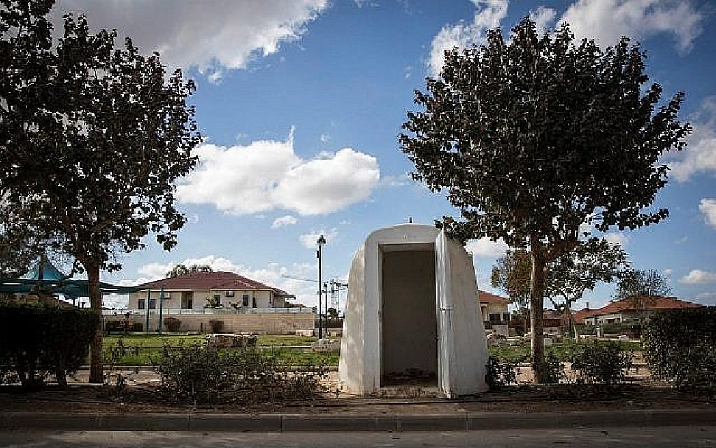 Un abri anti-aérien dans la ville de Netivot, au sud d'Israël, en janvier 2017 (Crédit : Nati Shohat/Flash90)