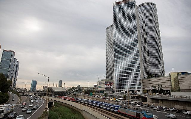Les voies ferrées et l'autoroute Ayalon dans le centre de Tel Aviv, avec les tours Azrieli en toile de fond, le 18 décembre 2017. (Miriam Alster/Flash90)