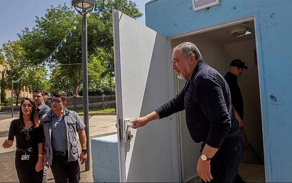 Le ministre de la Défense de l'époque Avigdor Liberman à l'entrée d'un abri anti-aérien lors d'une visite à Katzrin, sur le plateau du Golan, le 11 mai 2018 (Crédit : Basel Awidat/Flash90)