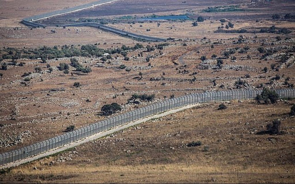 Vue de la clôture frontalière avec la Syrie du côté israélien du plateau du Golan, le 23 juillet 2018 (Crédit :David Cohen/Flash90)