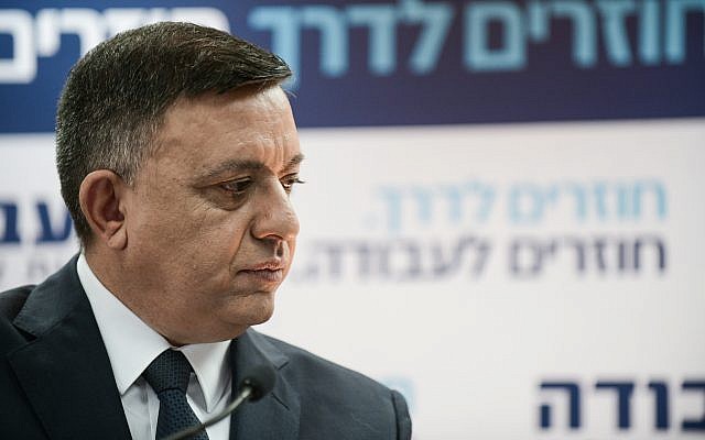 Avi Gabbay, leader du parti Travailliste, lors d'une conférence de presse à Tel Aviv, le 13 février 2019. (Crédit : Tomer Neuberg/Flash90)