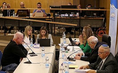 Des partis sont enregistrés à la commission centrale électorale de la Knesset, où les partis politiques qui se présentent aux prochaines élections israéliennes arrivent pour présenter leurs listes de partis, le 21 février 2019. (Yonatan Sindel/Flash90) Des partis sont enregistrés à la commission centrale électorale de la Knesset, où les partis politiques qui se présentent aux prochaines élections israéliennes arrivent pour présenter leurs listes de partis, le 21 février 2019. (Yonatan Sindel/Flash90)