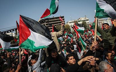 Photo d'illustration : Des manifestants palestiniens lors d'un rassemblement à Gaza City, le 24 février 2019 (Crédit : Abed Rahim Khatib/ Flash90)