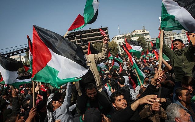 Photo d'illustration : Des manifestants palestiniens lors d'un rassemblement à Gaza City, le 24 février 2019 (Crédit : Abed Rahim Khatib/ Flash90)