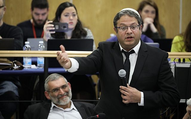 Des membres du parti extrémiste Otzma Yehudit, le président Michael Ben-Ari, (à gauche), et le numéro deux Itamar Ben Gvir, (à droite), assistent à une réunion de la commission centrale électorale le 6 mars 2019 pour discuter des appels demandant la destitution de Ben-Ari aux élections à la Knesset en avril. (Noam Revkin Fenton/Flash90)