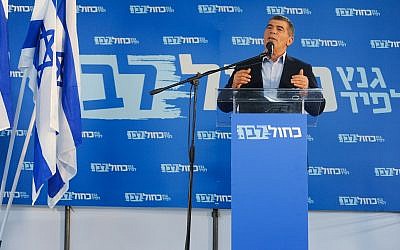 Gabi Ashkenazi du parti Kakhol lavan lors d'une campagne dans le nord d'Israël, le 7 mars 2019. (Meir Vaknin/Flash90) Gabi Ashkenazi du parti Kakhol lavan lors d'une campagne dans le nord d'Israël, le 7 mars 2019. (Meir Vaknin/Flash90)