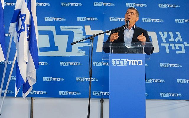 Gabi Ashkenazi du parti Kakhol lavan lors d'une campagne dans le nord d'Israël, le 7 mars 2019. (Meir Vaknin/Flash90) Gabi Ashkenazi du parti Kakhol lavan lors d'une campagne dans le nord d'Israël, le 7 mars 2019. (Meir Vaknin/Flash90)