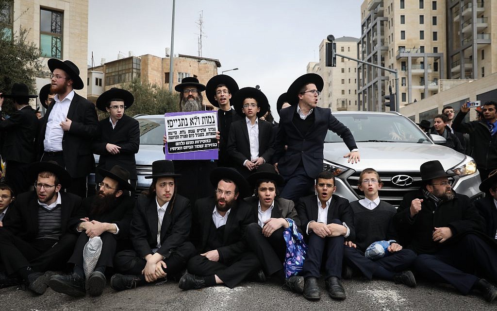 Des Juifs ultra-orthodoxes protestent contre l'arrestation d'un jeune homme qui a refusé de se présenter au bureau d’enrôlement de l'armée, à Jérusalem, le 7 mars 2019. (Crédit : Noam Revkin Fenton/Flash90) Des Juifs ultra-orthodoxes protestent contre l'arrestation d'un jeune homme qui a refusé de se présenter au bureau d’enrôlement de l'armée, à Jérusalem, le 7 mars 2019. (Crédit : Noam Revkin Fenton/Flash90)