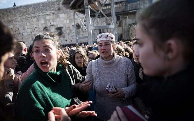 Les membres du groupe des Femmes du mur lors des prières de Rosh Hodesh alors que des milliers d'ultra-orthodoxes manifestent contre elles au mur occidental, dans la Vieille Ville de Jérusalem, le 8 mars 2019 (Crédit : Hadas Parush/Flash90) Les membres du groupe des Femmes du mur lors des prières de Rosh Hodesh alors que des milliers d'ultra-orthodoxes manifestent contre elles au mur occidental, dans la Vieille Ville de Jérusalem, le 8 mars 2019 (Crédit : Hadas Parush/Flash90)