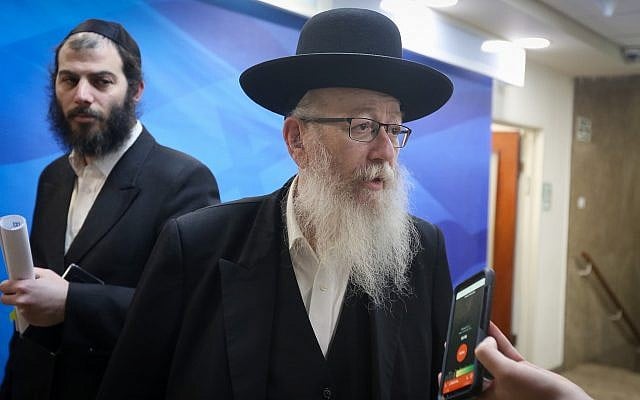 Le vice-ministre de la Santé Yaakov Litzman arrive lors de la réunion hebdomadaire du cabinet au bureau du Premier ministre à Jérusalem, le 10 mars 2019 (Crédit : Marc Israel Sellem/POOL) Le vice-ministre de la Santé Yaakov Litzman arrive lors de la réunion hebdomadaire du cabinet au bureau du Premier ministre à Jérusalem, le 10 mars 2019 (Crédit : Marc Israel Sellem/POOL)