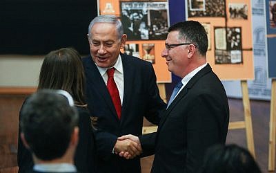 Le Premier ministre Benjamin Netanyahu serre la main de Gideon Saar (à droite) à son arrivée au Menachem Begin Heritage Center à Jérusalem, le 11 mars 2019. (Crédit : Yonatan Sindel/Flash90)