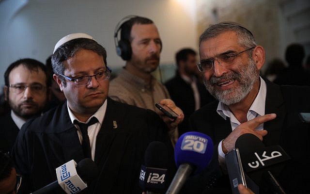 Michael Ben-Ari (à droite) et Itamar Ben Gvir, membres du parti Otzma Yehudit, s'adressent aux médias après une audience de la Cour suprême sur la question de savoir s'ils doivent être disqualifiés pour les prochaines élections, le 14 mars 2019. (Hadas Parush/Flash90) Michael Ben-Ari (à droite) et Itamar Ben Gvir, membres du parti Otzma Yehudit, s'adressent aux médias après une audience de la Cour suprême sur la question de savoir s'ils doivent être disqualifiés pour les prochaines élections, le 14 mars 2019. (Hadas Parush/Flash90)