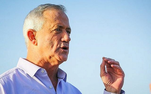 Le leader du parti Kakhol lavan Benny Gantz lors d'une conférence de presse au kibboutz Nahal Oz, dans le sud d'Israël, le 15 mars 2019 (Crédit : Flash90) Le leader du parti Kakhol lavan Benny Gantz lors d'une conférence de presse au kibboutz Nahal Oz, dans le sud d'Israël, le 15 mars 2019 (Crédit : Flash90)