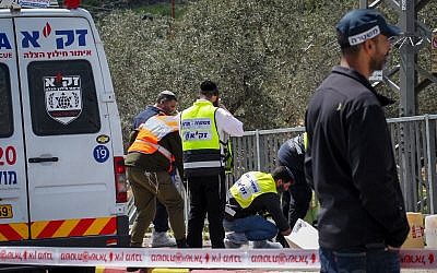 Les forces de sécurité israéliennes sur les lieux d'une attaque terroriste meurtrière près du carrefour de Gitia en Cisjordanie, le 17 mars 2019. (Flash90) Les forces de sécurité israéliennes sur les lieux d'une attaque terroriste meurtrière près du carrefour de Gitia en Cisjordanie, le 17 mars 2019. (Flash90)