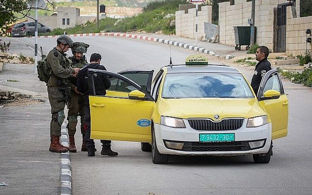Des soldats israéliens durant un raid dans le village de Bruqin, le 17 mars 2019. (Crédit : Flash90)