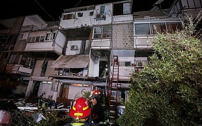L'immeuble où un balcon s'est effondré après l'explosion d'une bonbonne de gaz à Ashkelon, le 17 mars 2019. (Crédit : Shunem Halevi/Flash90)
