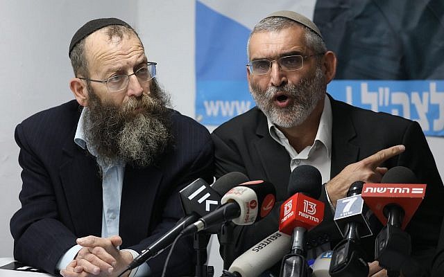 Les membres du parti Otzma Yehudit Michael Ben Ari, à droite, et Baruch Mazel à gauche, pendant une conférence de presse en réponse à la décision de la haute cour de rejeter la candidature de Ben Ari lors des prochaines élections à la Knesset à Jérusalem, le 17 mars 2019 (Crédit : Yonatan Sindel/Flash90)