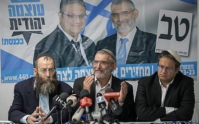 Les membres du parti Otzma Yehudit Michael Ben Ari, au centre, Itamar Ben Gvir, à droite, et  Baruch Marzel, à gauche,  pendant une conférence de presse en réponse à la décision de la haute cour de rejeter la candidature de Ben Ari lors des prochaines élections à la Knesset à Jérusalem, le 17 mars 2019 (Crédit : Yonatan Sindel/Flash90)
