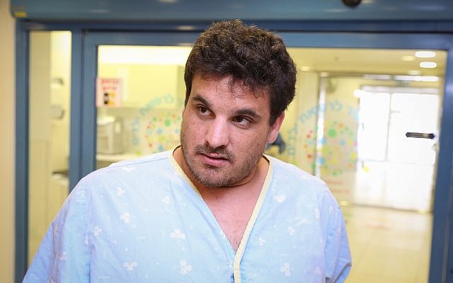 Daniel Wolf, un membre de la famille dont le domicile dans le moshav israélien de Mishmeret, dans le centre du pays, a été détruit lors d'une attaque à la roquette sur Gaza le 25 mars 2019, blessant sept personnes, s'est entretenu avec des journalistes à l'extérieur de l'aile pédiatrique de l'hôpital Meir de Kfar Saba. ses filles figuraient parmi celles qui avaient été soignées pour leurs blessures lors de l'attaque. (Crédit : Flash90) Daniel Wolf, un membre de la famille dont le domicile dans le moshav israélien de Mishmeret, dans le centre du pays, a été détruit lors d'une attaque à la roquette sur Gaza le 25 mars 2019, blessant sept personnes, s'est entretenu avec des journalistes à l'extérieur de l'aile pédiatrique de l'hôpital Meir de Kfar Saba. ses filles figuraient parmi celles qui avaient été soignées pour leurs blessures lors de l'attaque. (Crédit : Flash90)